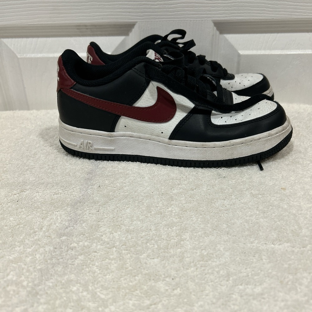 Nike Kids Black White and Maroon Low-Top Sneakers